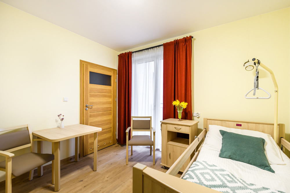 Pokoje w Centrum Opieki i Rehabilitacji „KlaraMed” w Michałowicach są wygodnie zaaranżowane i wyposażone w niezbędne udogodnienia