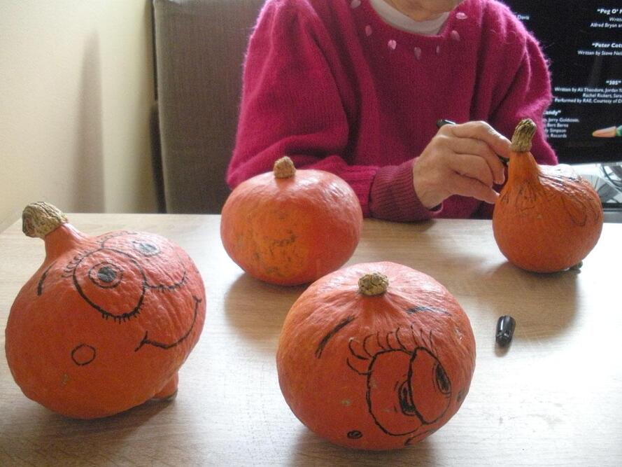 Terapia zajęciowa w Domu Seniora „Zofia” w Poznaniu (na zdjęciu zajęcia plastyczne)