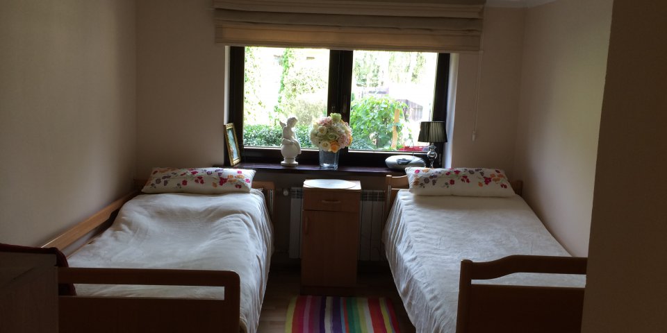 Pokoje w Domu Opieki „Dla Mamy i Taty” w Zagościńcu są niewielkie, ale przytulne i dostosowane do osób mających trudności z poruszaniem