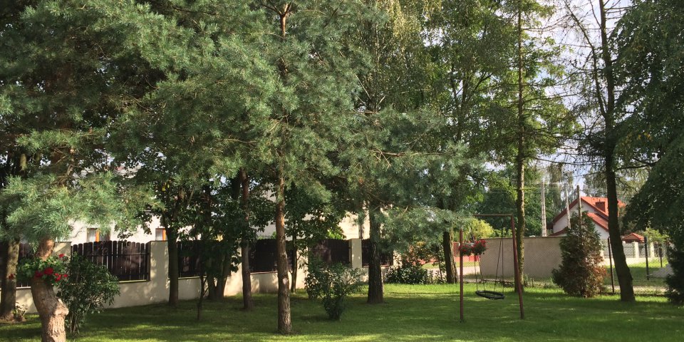 Teren Domu Opieki „Dla Mamy i Taty” w Zagościńcu jest ogrodzony, co sprawia, że mieszkańcy mogą czuć się bezpiecznie