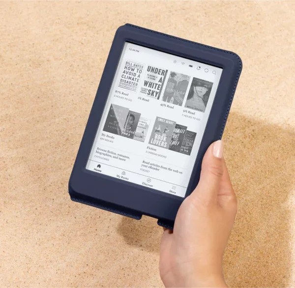 Kobo Klara 2E zytnik e-booków dla seniora w dłoni