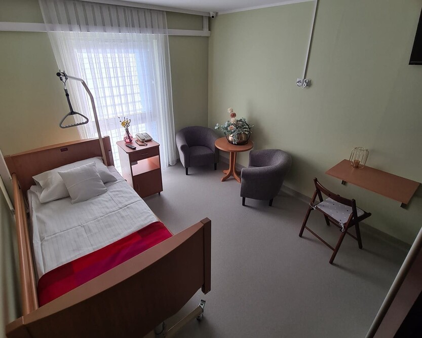 Dom Seniora „Iskra” w Mierzęcicach dysponuje między innymi pokojami 1-osobowymi