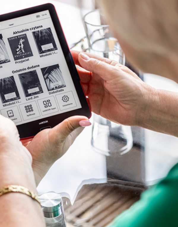 Seniorka korzystająca z czytnika inkBOOK Focus Black