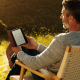 Senior czytający e-booka na Kindle Oasis na zewnątrz.
