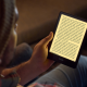 Kindle Paperwhite czytnik dla seniora z ciepłym podświetleniem w nocy