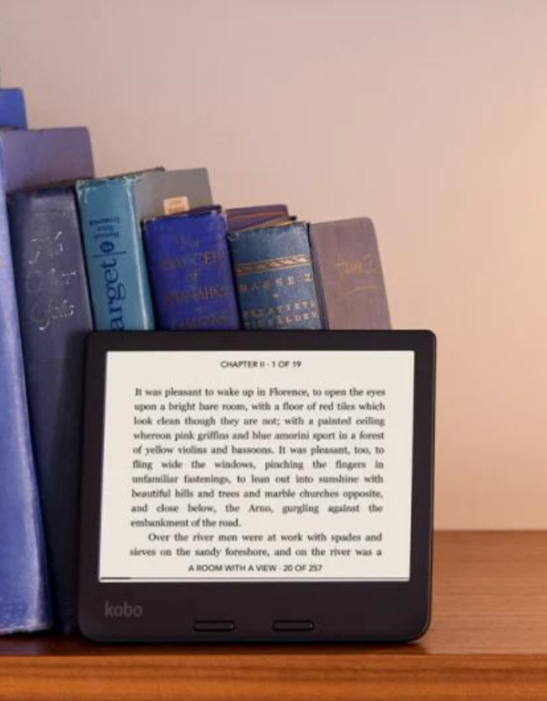 Kobo Libra 2 czytników ebooków dla seniora wśród książek.