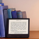 Kobo Libra 2 czytników ebooków dla seniora wśród książek.