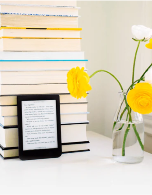 Kobo Nia e-book dla seniorów na stole.