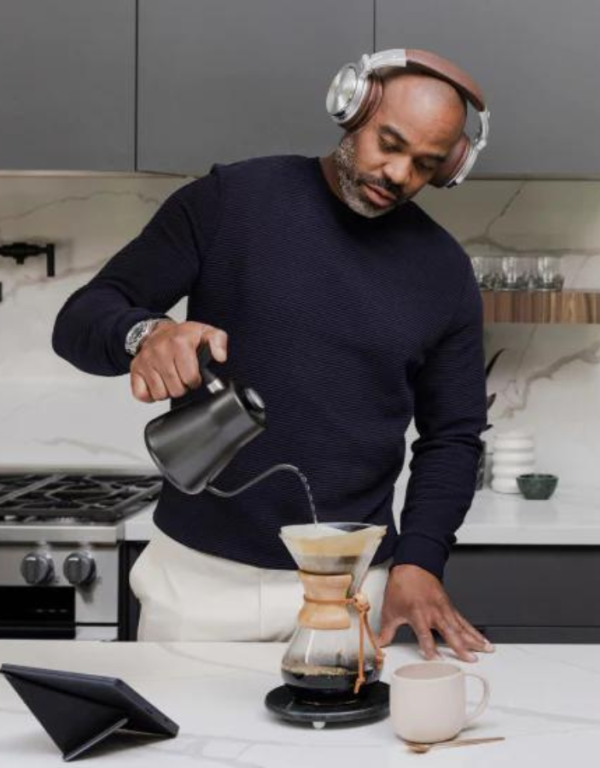 Senior słuchający audiobooka, dzięki Kobo Sage