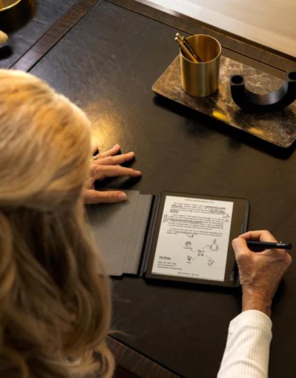 Seniorka czyniąca notatki na czytniku Kobo Sage