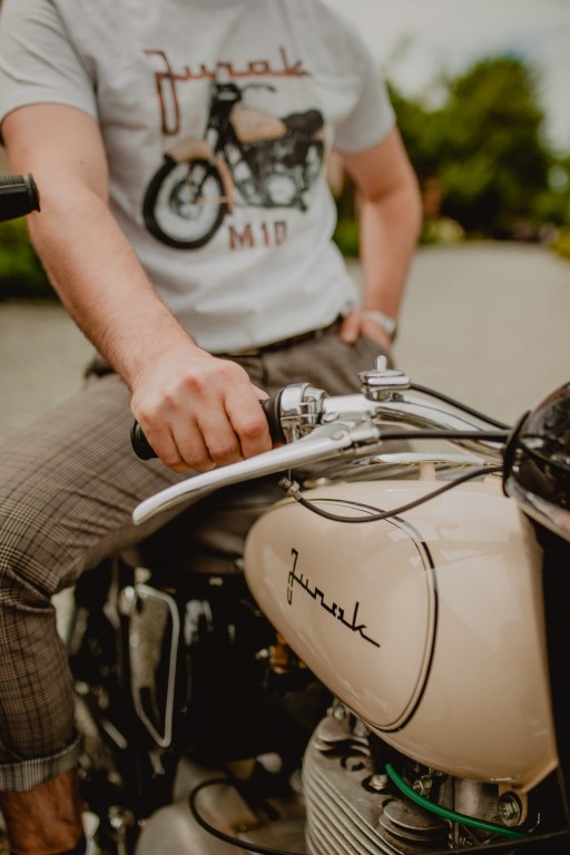 Mężczyzna na motocyklu z koszulką z Junakiem, prezentem dla dziadka