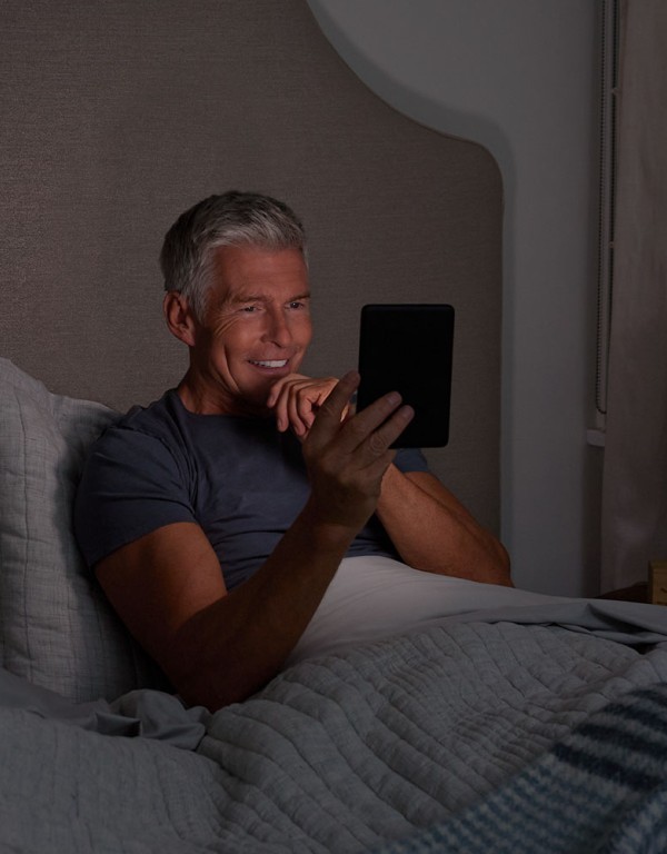 Senior czytający ebooka na czytniku Kindle