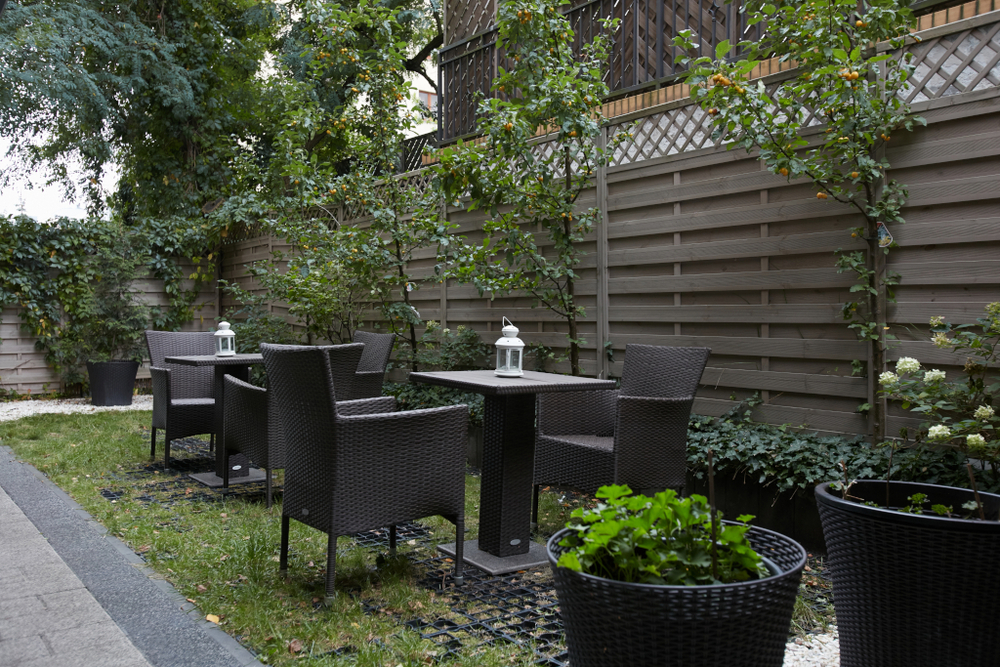 Ogródek przed Ośrodkiem Opiekuńczo – Rehabilitacyjnym „Willa Łucja” w Warszawie  to miejsce, w którym można w spokoju napić się herbaty, poczytać książkę lub porozmawiać z bliskimi