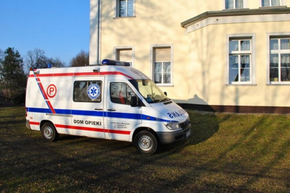 Dom Opieki dla osób starszych „Pałacyk pod Dębami” w Starych Oborzyskach dysponuje własną karetką do przewozu pensjonariuszy