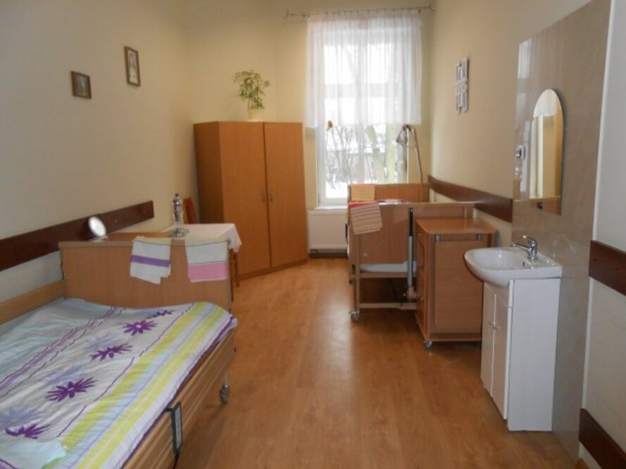 Pokoje w Domu Opieki dla osób starszych „Pałacyk pod Dębami” w Starych Oborzyskach wyposażone są w kąciki sanitarne z umywalką