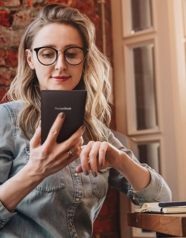 Kobieta czytająca e-booka na czytniku PocketBook Touch Lux 5