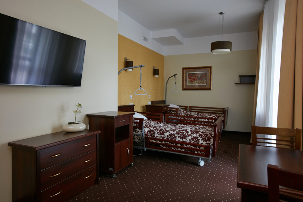 Pokoje w Ośrodku Opiekuńczo – Rehabilitacyjnym „Willa Łucja” w Warszawie są elegancko urządzone, czyste i wyposażone we wszystkie niezbędne udogodnienia