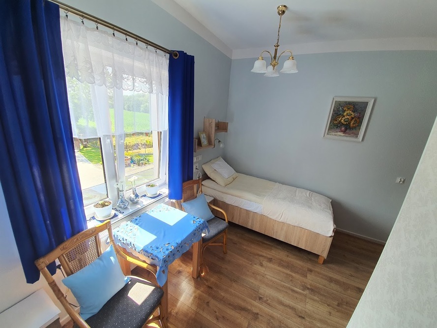 Pokoje w Domu Seniora „Pod Jednym Dachem” w Bukowcu są jasne i słoneczne - w każdym z nich znajdują się niezbędne udogodnienia