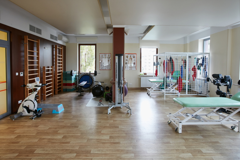 Ośrodek Opiekuńczo – Rehabilitacyjny „Willa Łucja” w Warszawie dysponuje specjalnie zaprojektowaną salą do zajęć fizjoterapeutycznych 