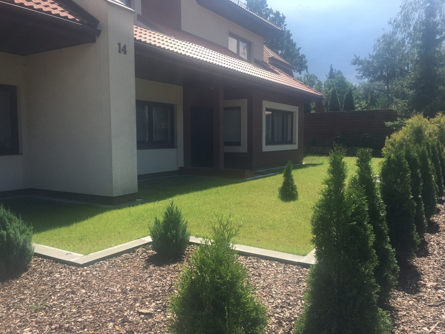 Ogród przed Domem Opieki OPTIMA w Halinowie