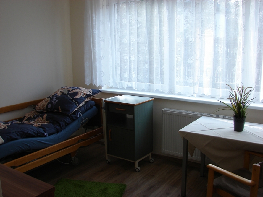 Jeden z pokoi w Domu Opieki „Optima” w Halinowie