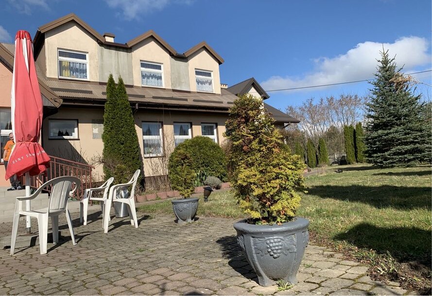 „Tęczowe Zacisze” w Kamiennej Woli zlokalizowany jest w cichej i spokojnej dzielnicy - dodatkowym atutem ośrodka jest ogród z miejscem do wypoczynku