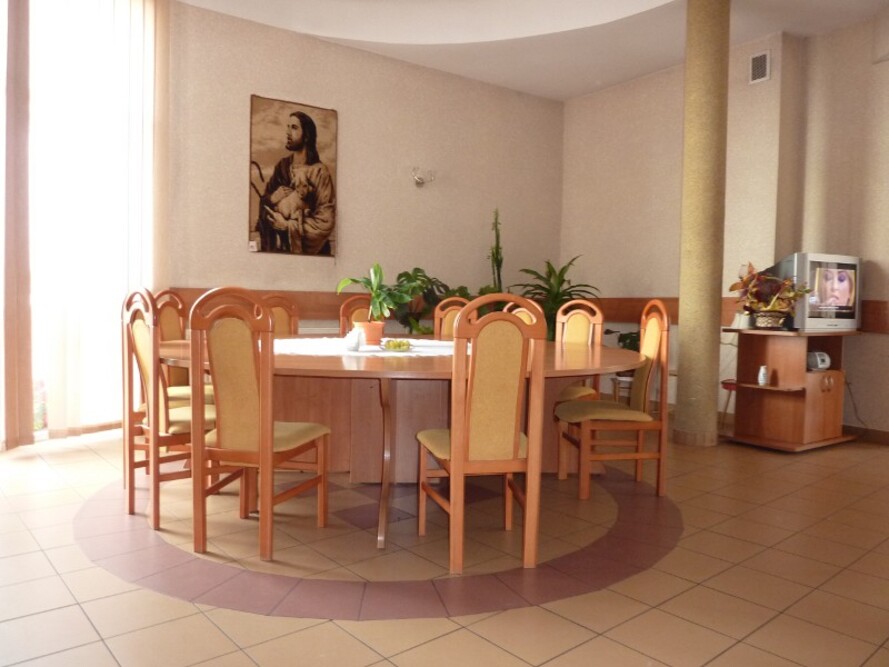 Mieszkańcy Domu Pod Złotym Dębem w Radomiu mają do dyspozycji starannie zaaranżowane wnętrza - jednym z nich jest przestronna jadalnia