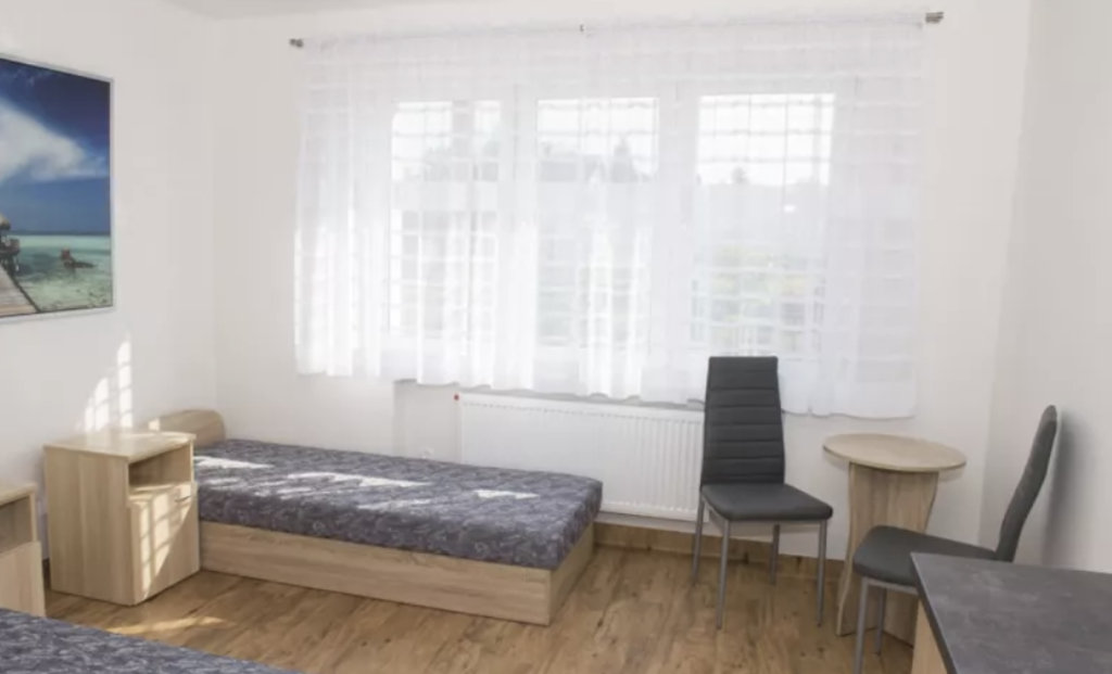 Pokoje w Domu Seniora „Bursztynowe Zacisze” w Liskowie  wyposażone są w funkcjonalne meble i niezbędne udogodnienia 