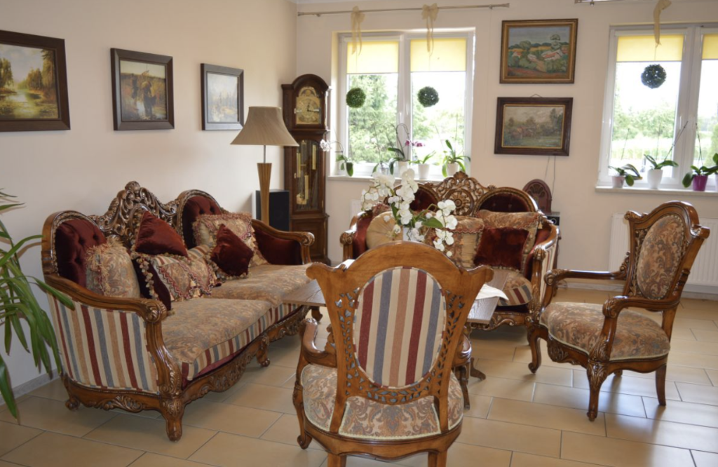 Na parterze Domu Seniora w Drachowie znajduje się przytulny salonik, w którym seniorzy mogą spędzać czas w ciągu dnia