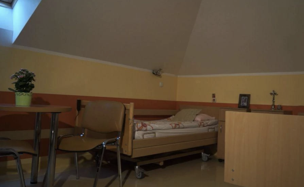 Pokoje w Domu Opieki „Modrzew” w Morągu są przytulne i funkcjonalnie urządzone