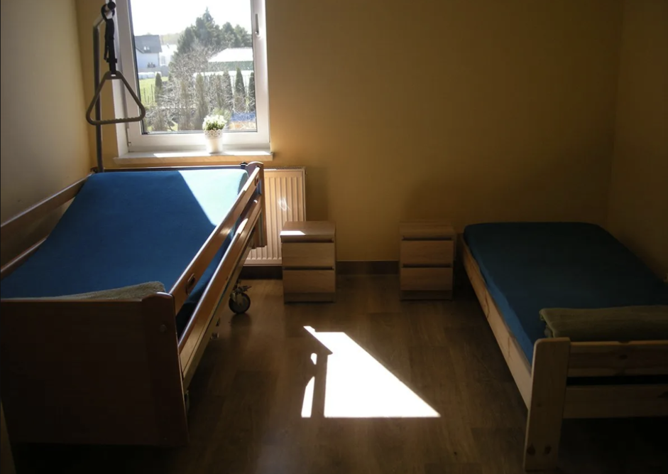 Pokoje mieszkalne w Domu Aktywnego Seniora „Nasz Dom” w Czeczewie  wyposażone w funkcjonalne i wygodne meble