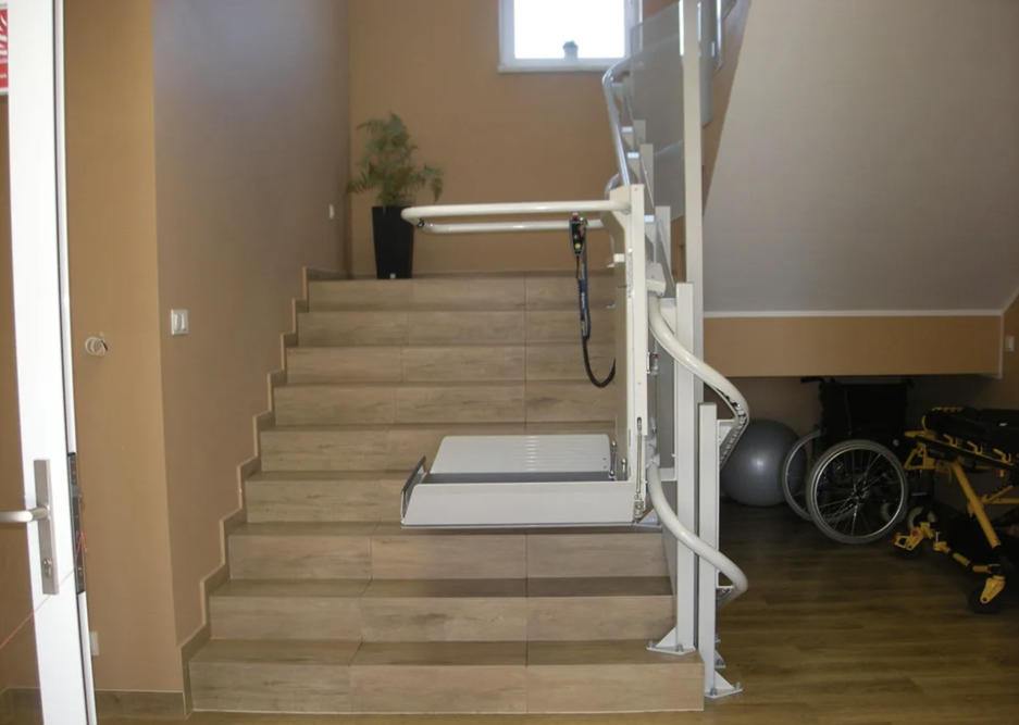 Dom Aktywnego Seniora „Nasz Dom” w Czeczewie dysponuje windą schodową dla osób na wózkach inwalidzkich
