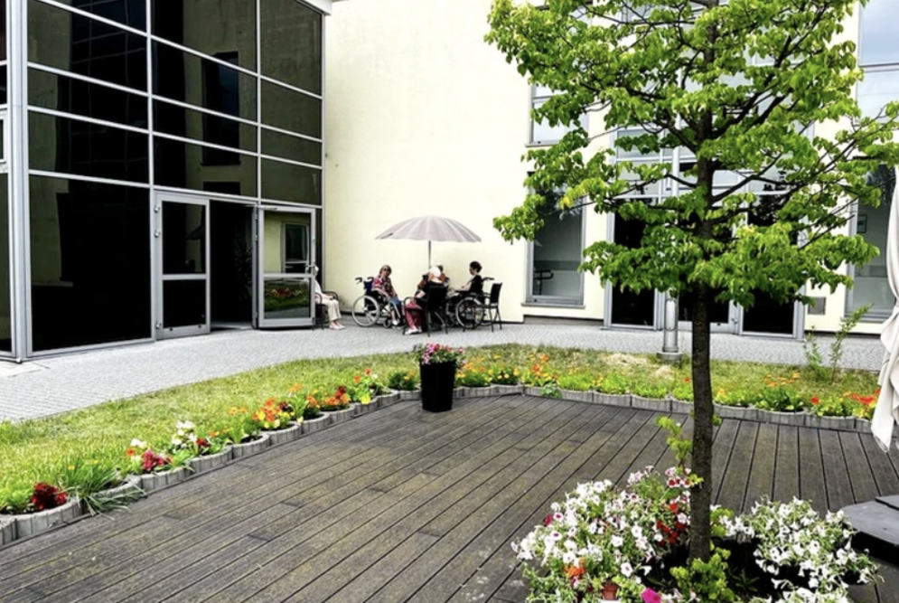 Taras przed Domem Seniora „Jovimed” w Ksawerowie