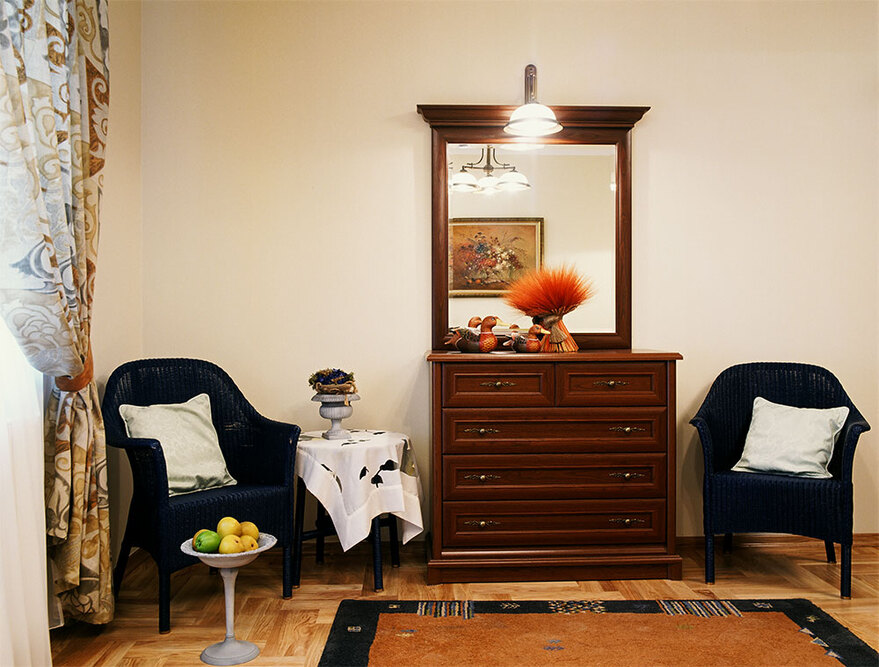 Ośrodek Opiekuńczo-Rehabilitacyjny „Dom Nad Świdrem” w Otwocku  jest elegancko i nowocześnie umeblowany, dzięki czemu mieszkańcy mogą czuć się w nim komfortowo