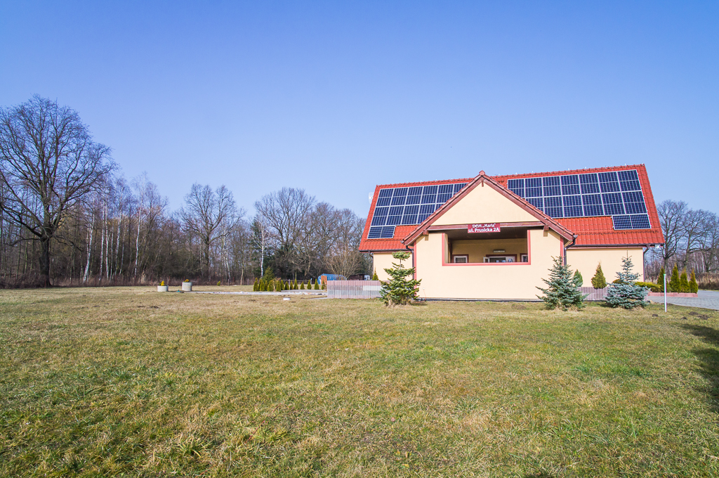 Prywatny Dom dla Osób Starszych „Maria” w Skokowej otoczony jest starodrzewem dębowym