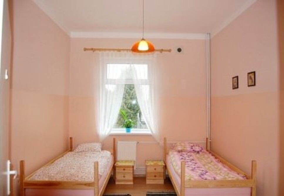 Pokoje mieszklane w Domu Pomocy Społecznej „Złota Rybka” w Kochanowie wyposażone są w niezbędne meble