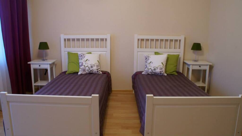 Pokoje mieszkalne w Centrum Seniora „Barbara” w Szemudzie są jasne i przytulne