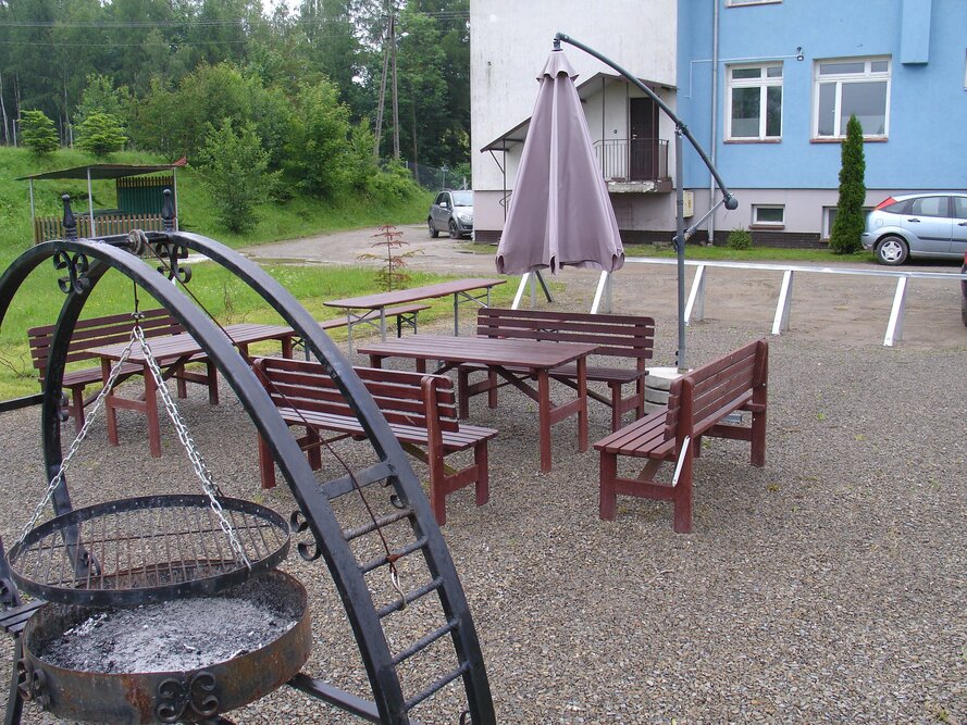 Miejsce do grillowania przed Placówką Całodobowej Opieki „Róża” w Boguszowej