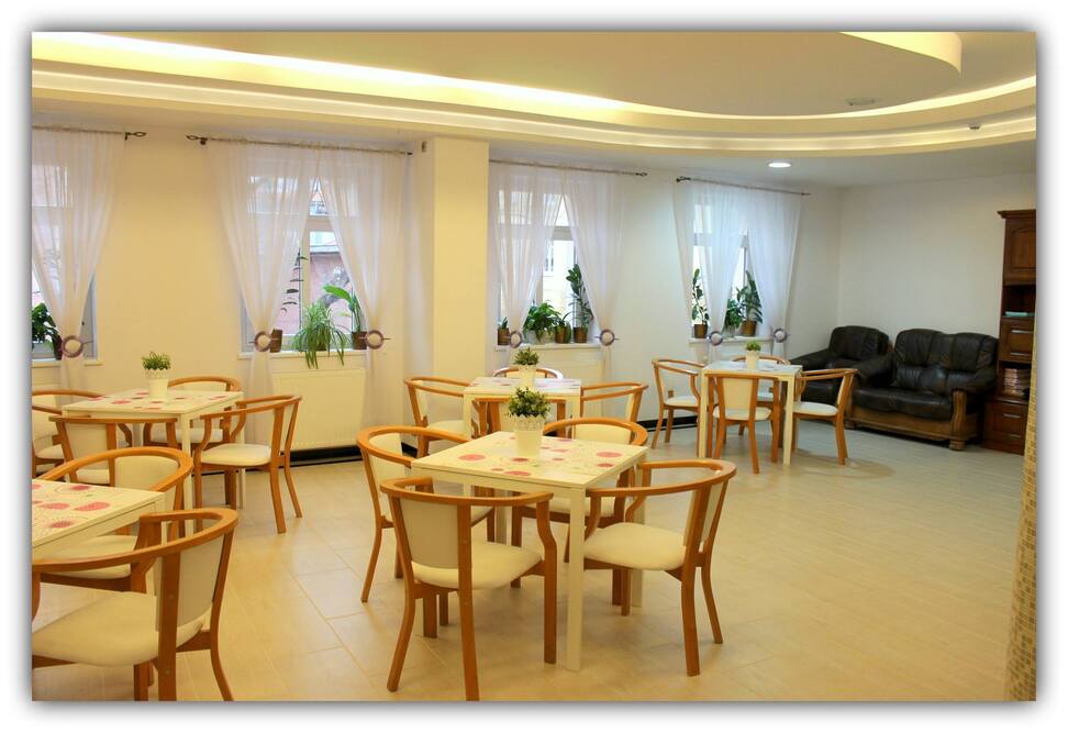 Jadalnia w Domu Seniora „Villa Kosmowski” w Szczawnie-Zdroju