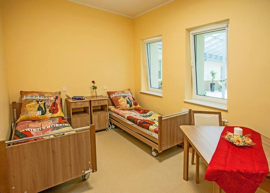 W pokojach Domu Seniora Fundacji Zakłady Kórnickie w Jarosławcu znajduje się nowoczesna instalacja przywoławcza umożliwiająca wezwanie personelu w nagłych wypadkach