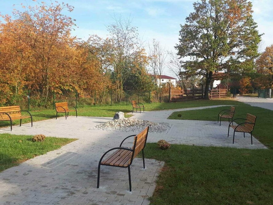 W sąsiedztwie Domu Opieki Wytchnieniowej w Kuźni Raciborskiej znajdują się domki jednorodzinne i tereny zielone