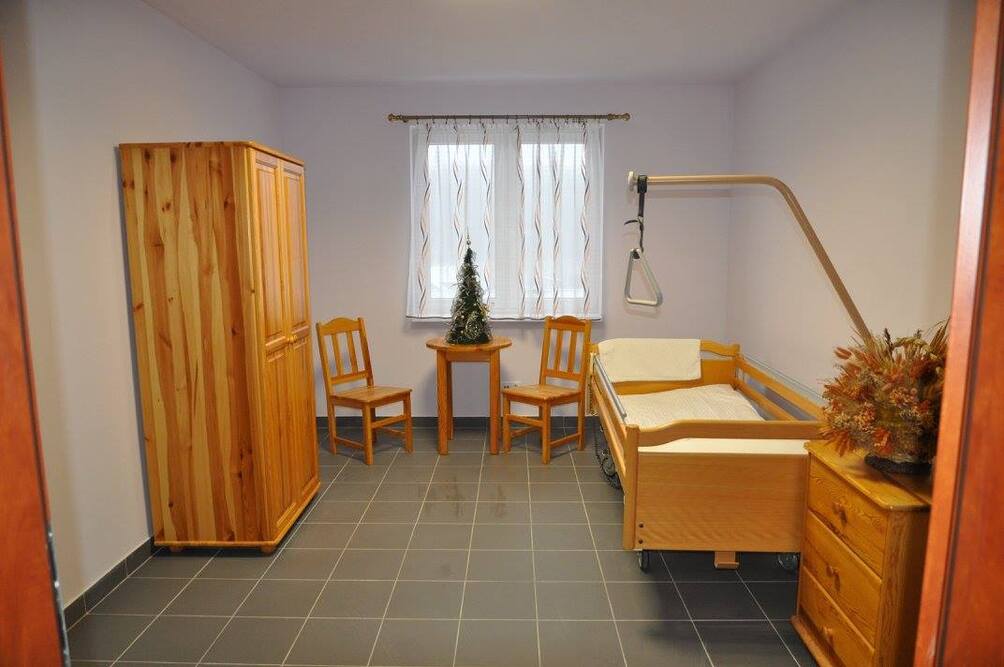 Pokoje w Domu Seniora „Jesień na Letniej” w Jaworznie są wyposażone w specjalistyczne łóżka medyczne i instalację przywoławczą