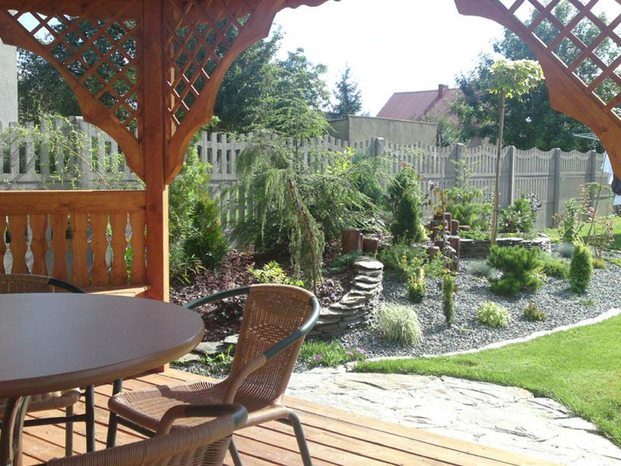 Ogród i taras przed Domem Opieki „Idylla” w Koszęcinie