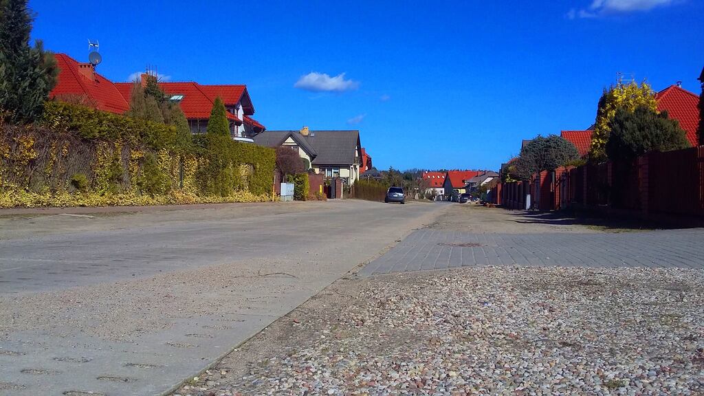 W okolicy Domu Seniora „Klukowo” w Gdańsku znajdują się domki jednorodzinne i las - o każdej porze dnia jest tu cicho i bezpiecznie