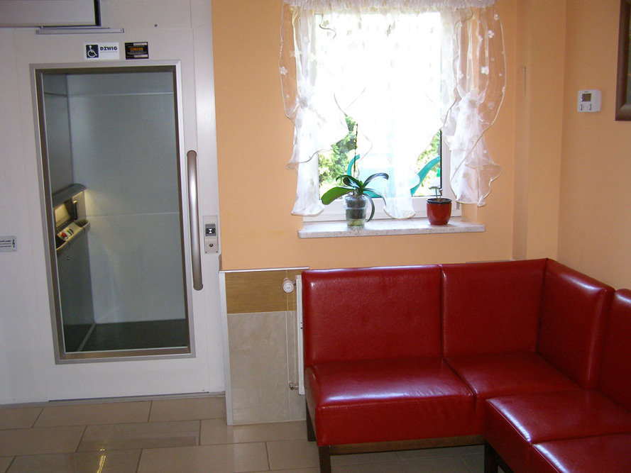 Prywatny Dom Opieki „Nadzieja” w Warszawie zapewnia seniorom liczne udogodnienia - w budynku znajduje się także winda