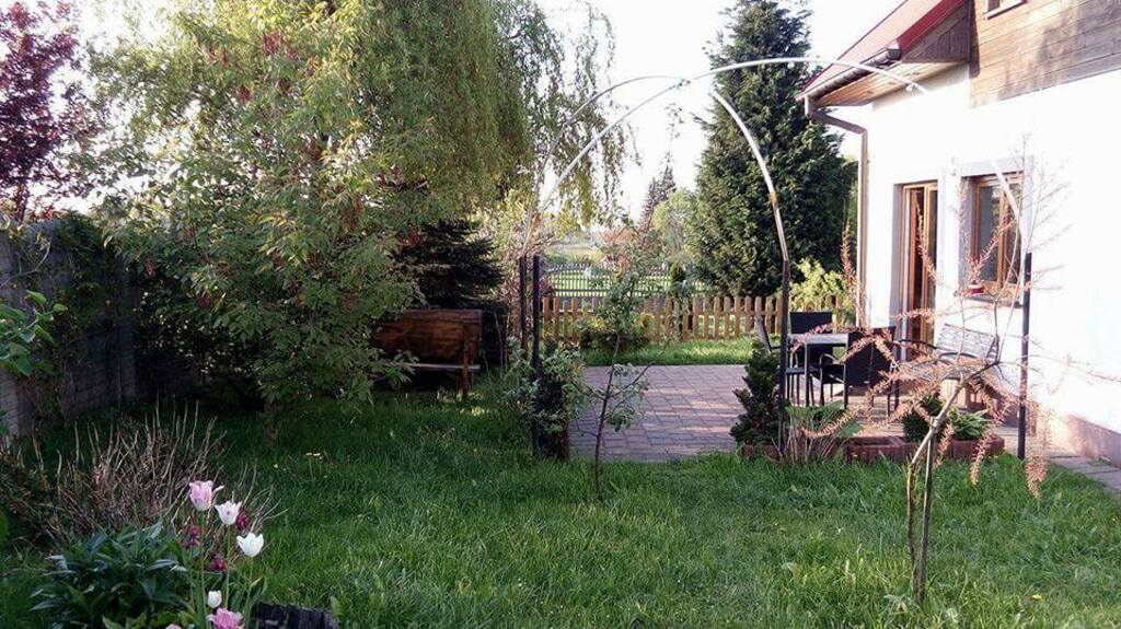 Przed Domem Opieki „Malwa” w Ornontowicach znajduje się niewielki ogród, w którym seniorzy mogą spędzać wiosenne i letnie dni