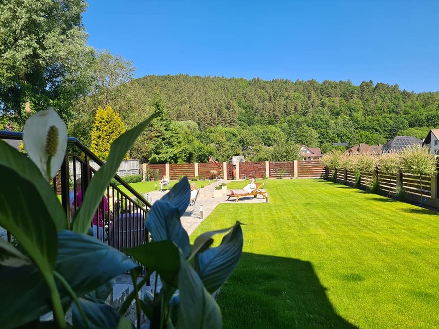 Ogród przed Villą Senior w Rumi  to ulubione miejsce seniorów - mogą tutaj spędzać czas w ciepłe, słoneczne dni