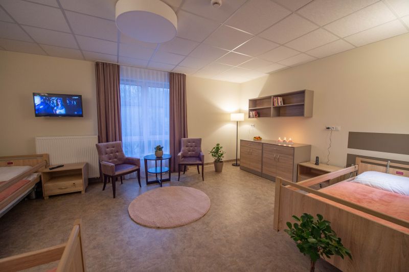 Pokoje w Stobrawskim Centrum Seniora w Kluczborku są nowocześnie umeblowane i wyposażone w niezbędne udogodnienia