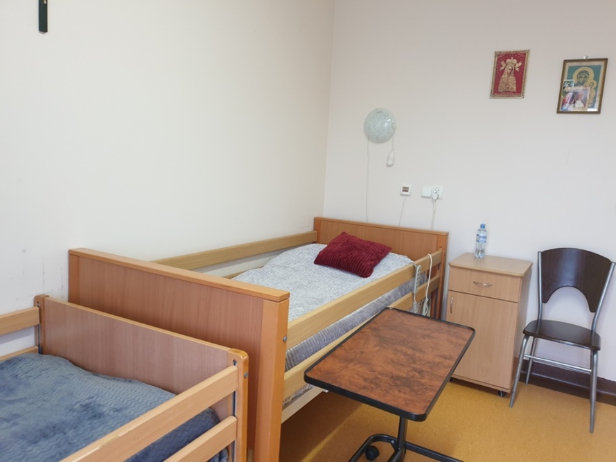 W pokojach Domu Pomocy Społecznej „Promyk” w Kamiennej znajduje się instalacja przywoławcza umożliwiające szybkie wezwanie pomocy w nagłych sytuacjach