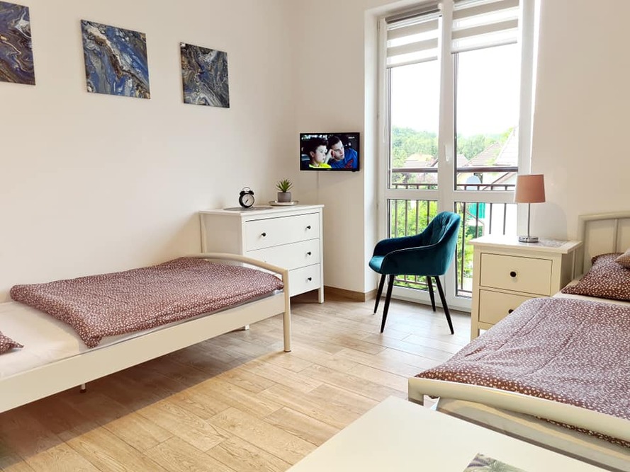 Pokoje mieszkalne w Villi Senior w Rumi są jasne i przytulne - nowoczesny i funkcjonalny wystrój sprawia, że seniorzy mogą tu poczuć się jak w domu